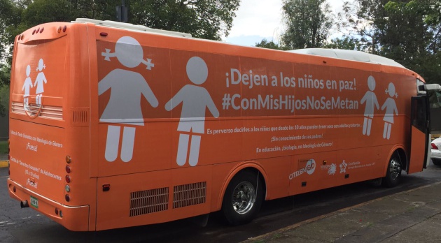 Comenzó a recorrer Colombia el polémico bus naranja en contra de la ideología de género